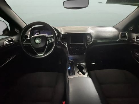 Used 2018 Jeep Grand Cherokee Laredo AWD/4WD image 9