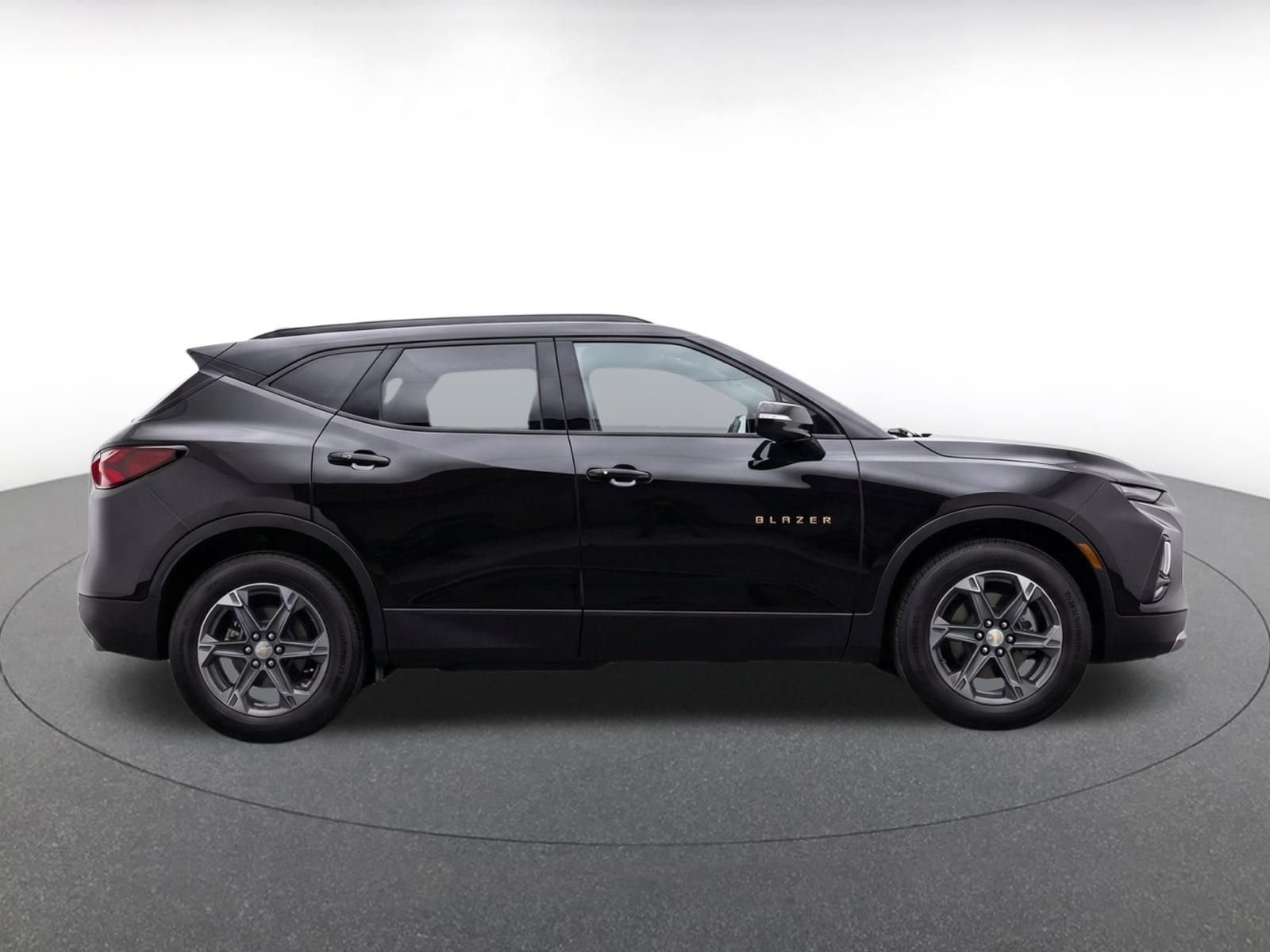 Used 2025 Chevrolet Blazer LT FWD image 9