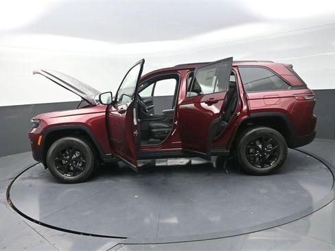 New 2025 Jeep Grand Cherokee Altitude image 28