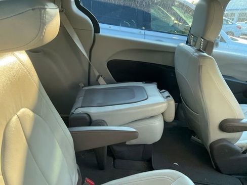 Used 2017 Chrysler Pacifica Touring w/ Tire & Wheel Group FWD image 4