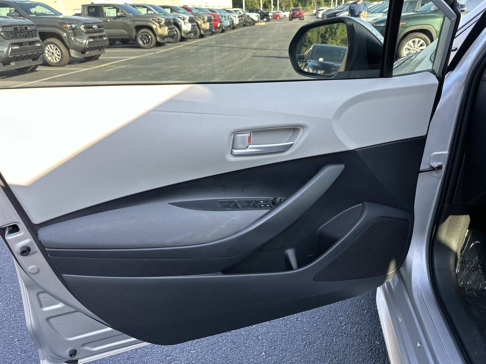 Used 2021 Toyota Corolla LE w/ LE Convenience Package FWD image 14