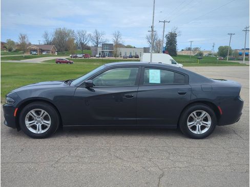 Used 2019 Dodge Charger SXT image 4