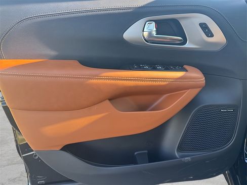 New 2026 Chrysler Pacifica Pinnacle image 30