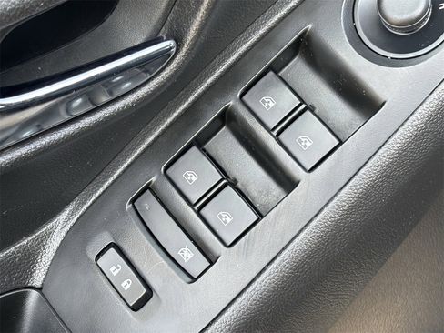 Used 2022 Chevrolet Trax LT w/ LT Convenience Package image 22