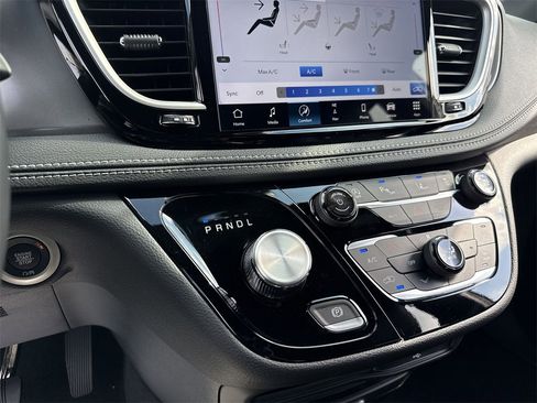 New 2026 Chrysler Pacifica Select image 19