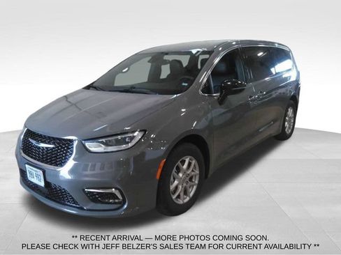Used 2025 Chrysler Pacifica Select FWD image 1