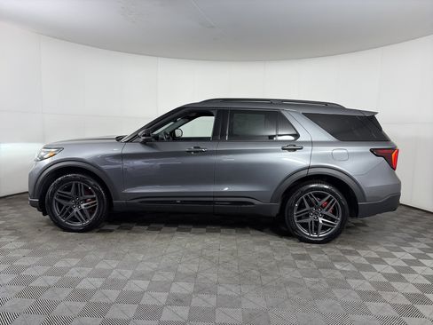 Used 2025 Ford Explorer ST-Line w/ ST-Line Street Pack image 4