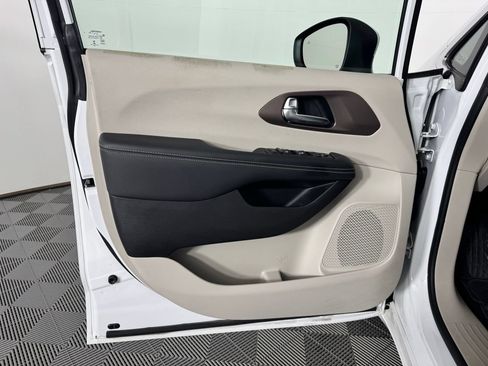 Used 2023 Chrysler Voyager LX FWD image 9