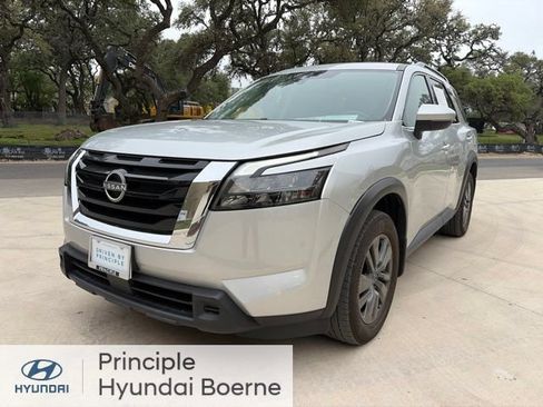 Used 2024 Nissan Pathfinder SV AWD/4WD image 2