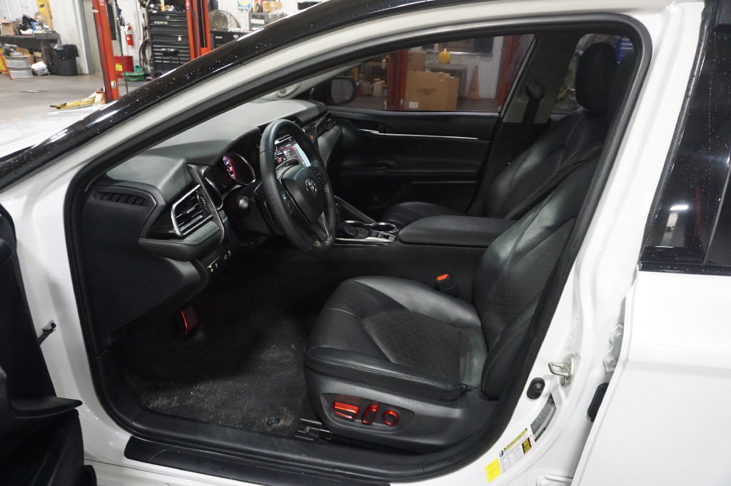 Used 2019 Toyota Camry XSE w/ Navigation Package FWD image 2