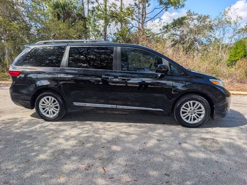 Used 2017 Toyota Sienna XLE image 8