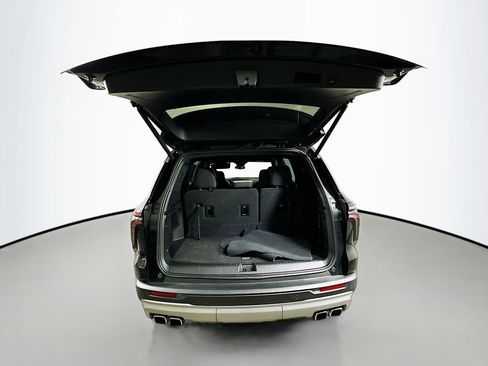 Used 2025 Chevrolet Traverse LT image 35