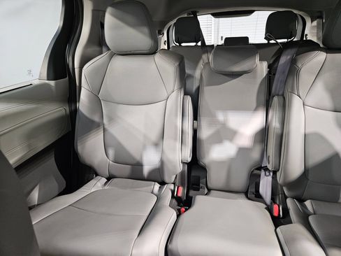 Used 2022 Toyota Sienna XLE FWD image 12