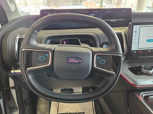 Used 2025 Ford Expedition Platinum w/ Driver's Package image 15