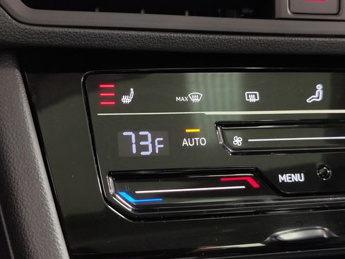 Used 2025 Volkswagen Jetta SE w/ Sunroof Package FWD image 17