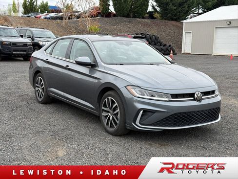 Used 2025 Volkswagen Jetta SE FWD image 1