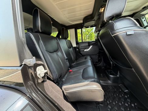 Used 2017 Jeep Wrangler Unlimited Sahara w/ Connectivity Group AWD/4WD image 18