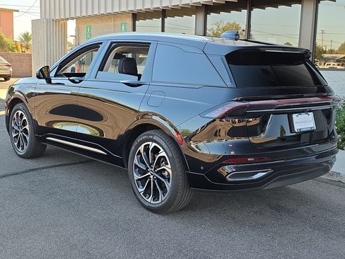 Used 2024 Lincoln Nautilus Reserve w/ Equipment Group 202A image 5