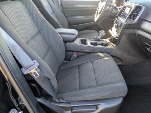 Used 2021 Jeep Grand Cherokee Laredo image 11