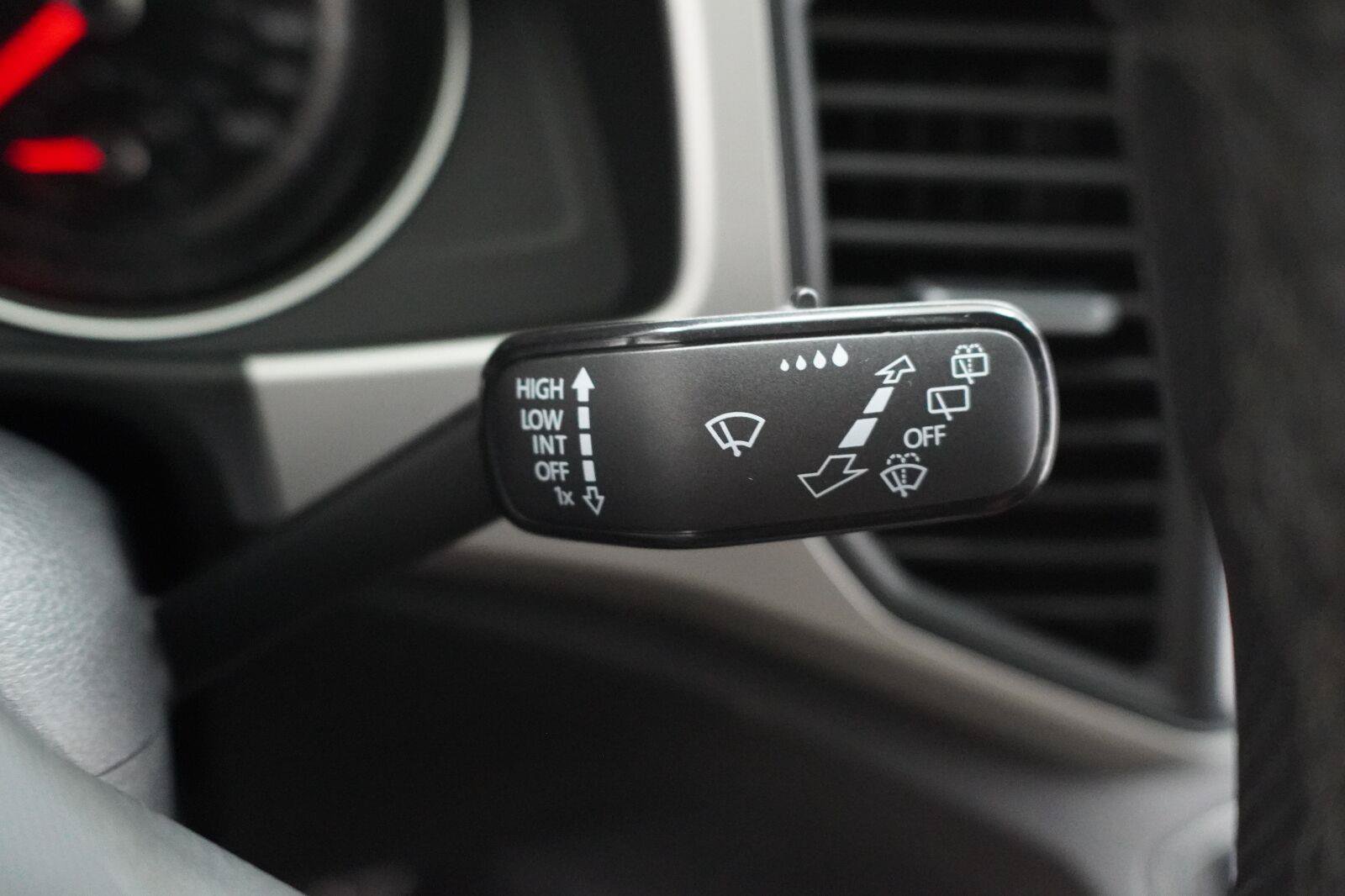 Used 2021 Volkswagen Atlas Cross Sport SE w/ Panoramic Sunroof Package FWD image 9