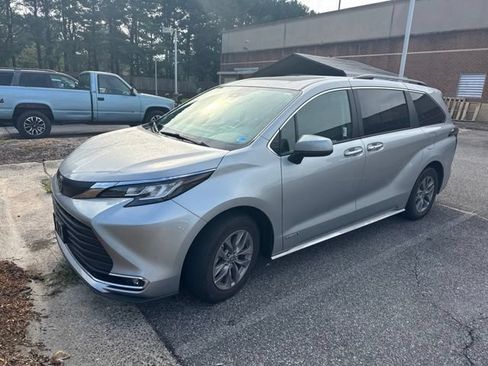 Used 2021 Toyota Sienna XLE w/ XLE Plus Package FWD image 1