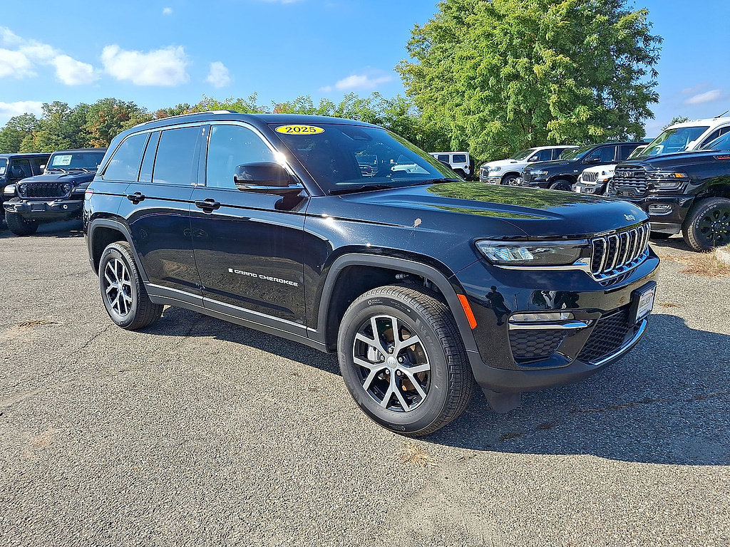 Certified 2025 Jeep Grand Cherokee Limited w/ Trailer Tow Package AWD/4WD image 2