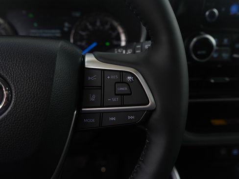 Used 2025 Toyota Highlander XLE image 19