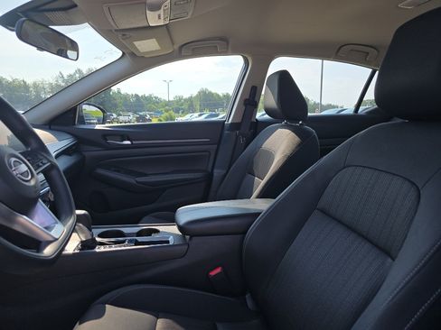Used 2025 Nissan Altima 2.5 SV FWD image 19