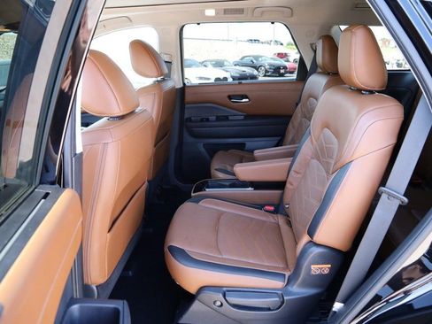 Used 2023 Nissan Pathfinder Platinum AWD/4WD image 11