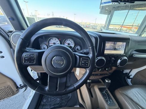 Used 2016 Jeep Wrangler Unlimited Rubicon w/ Connectivity Group AWD/4WD image 8