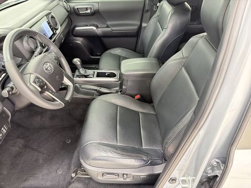 Used 2021 Toyota Tacoma TRD Sport w/ TRD Premium Sport Package AWD/4WD image 5