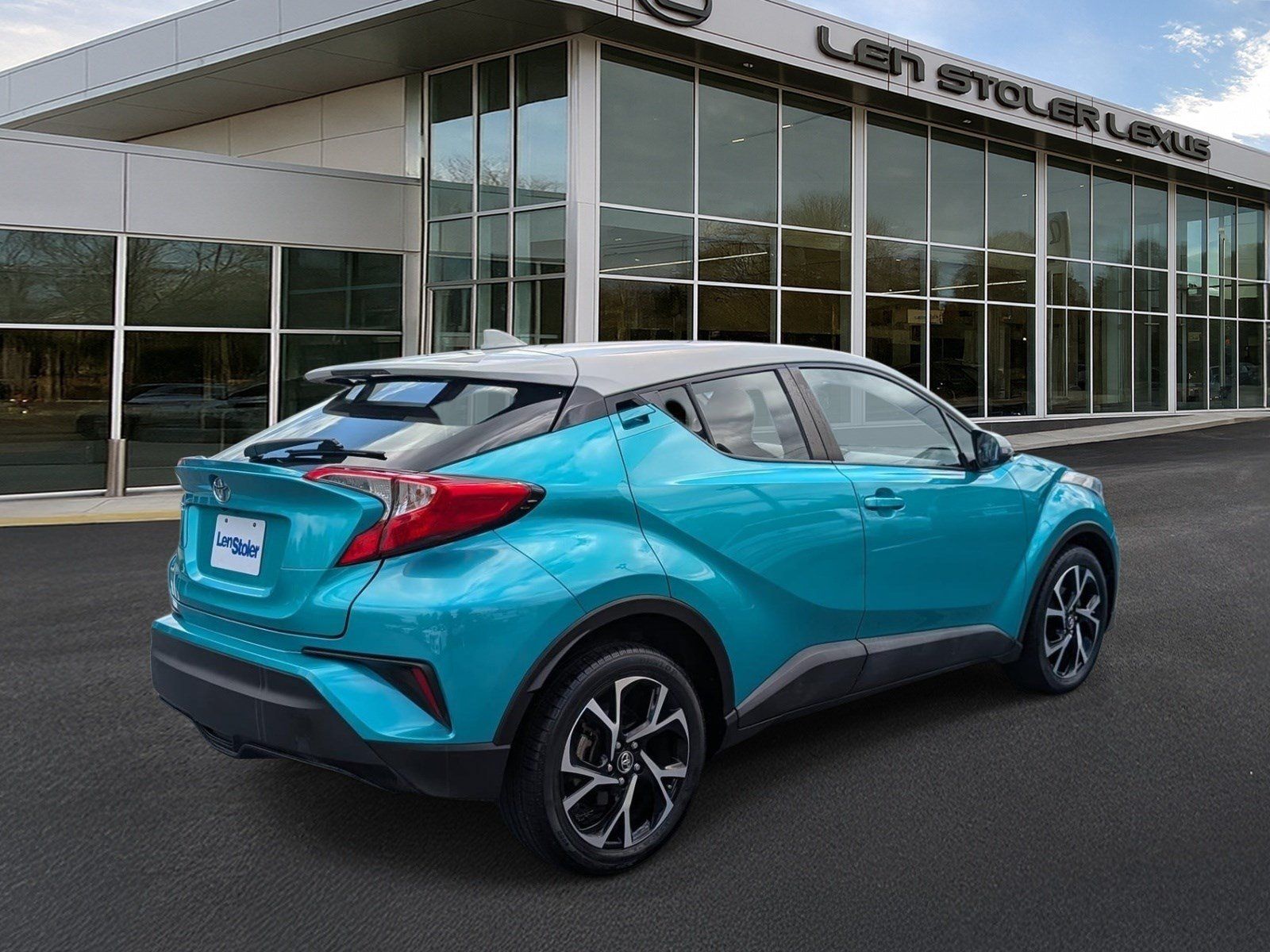Used 2018 Toyota C-HR XLE FWD image 3