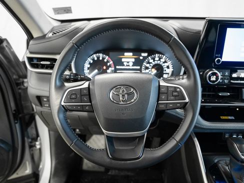 Used 2025 Toyota Highlander XLE AWD/4WD image 31