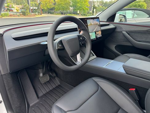 Used 2026 Tesla Model Y 2WD image 35