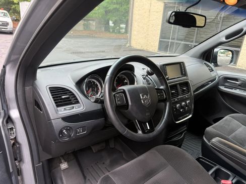 Used 2017 Dodge Grand Caravan SE FWD image 14