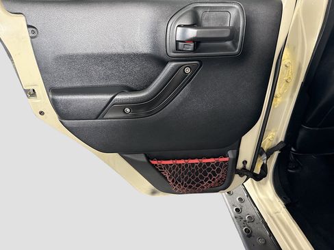 Used 2018 Jeep Wrangler Unlimited Rubicon w/ Connectivity Group image 24