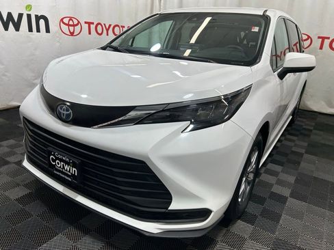 Used 2024 Toyota Sienna LE image 3