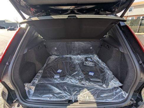 New 2025 Volvo XC40 B5 Core w/ Protection Package Premier image 19