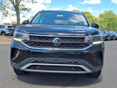 Used 2022 Volkswagen Taos SE w/ Driver Assistance Package image 2