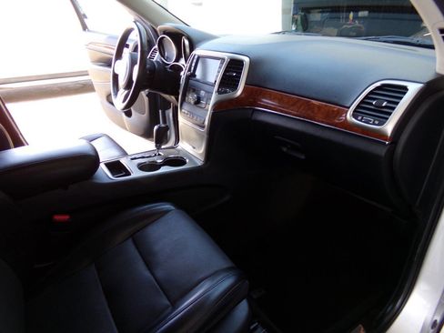 Used 2011 Jeep Grand Cherokee Limited w/ Luxury Group II image 26