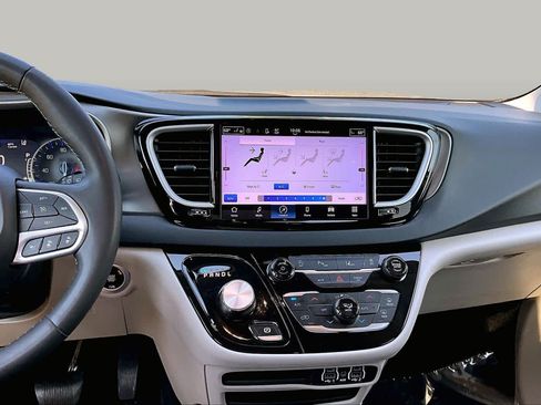 Used 2023 Chrysler Pacifica Touring-L FWD image 7