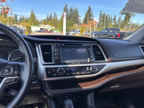 Used 2019 Toyota Highlander XLE AWD/4WD image 18
