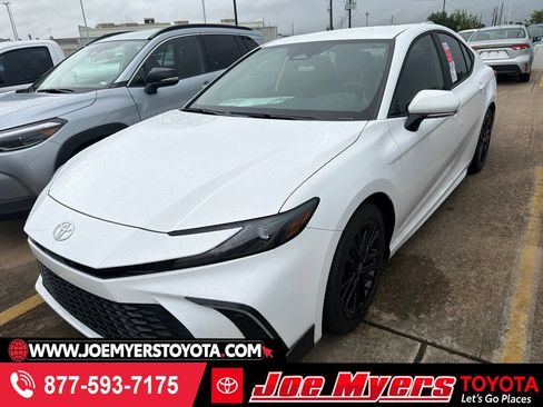 Used 2026 Toyota Camry SE FWD image 1