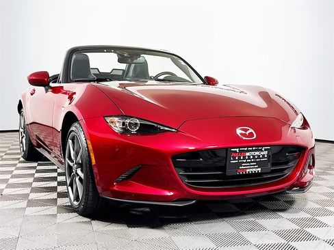 Used 2021 MAZDA MX-5 Miata Grand Touring image 2