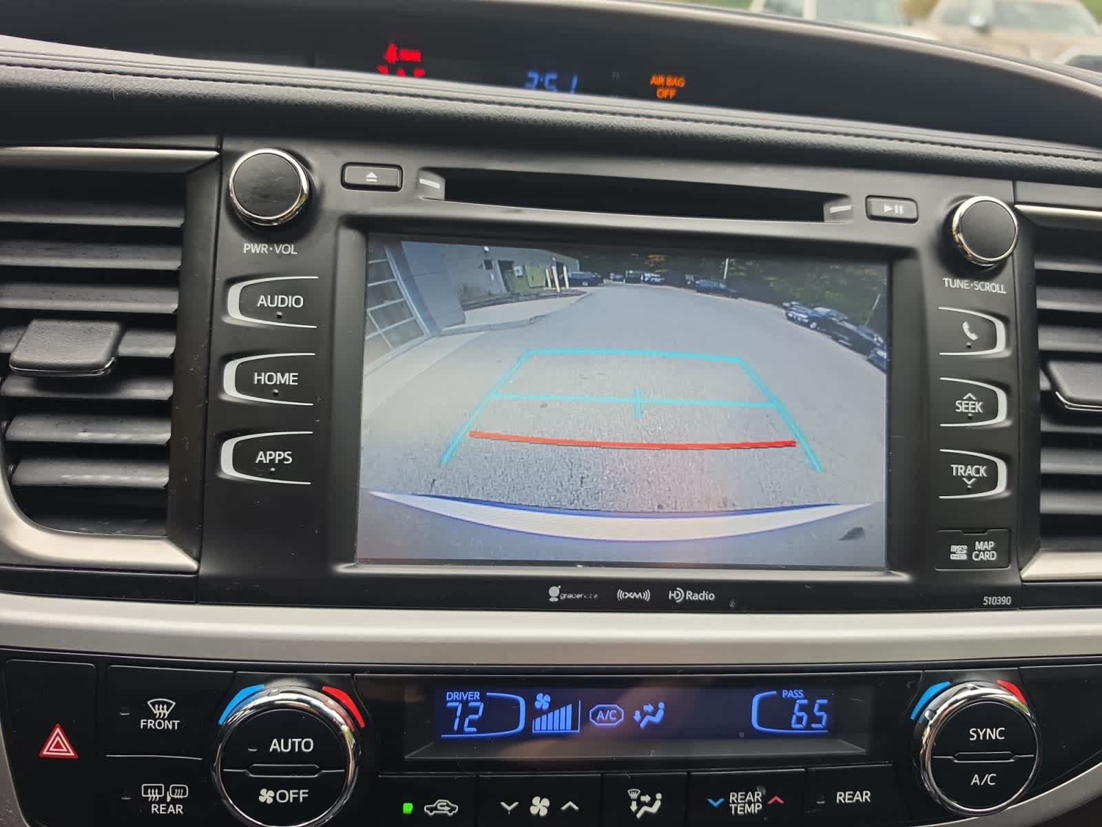 Used 2019 Toyota Highlander XLE AWD/4WD image 25