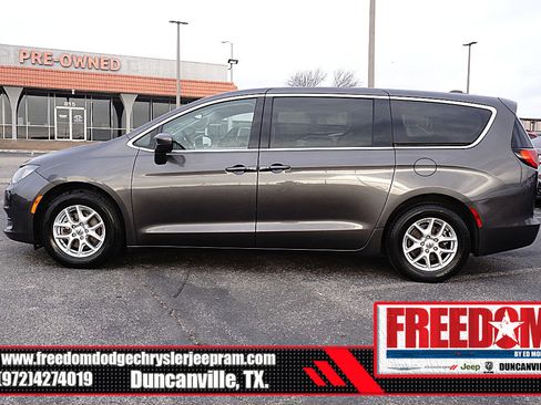 Used 2023 Chrysler Voyager LX image 2