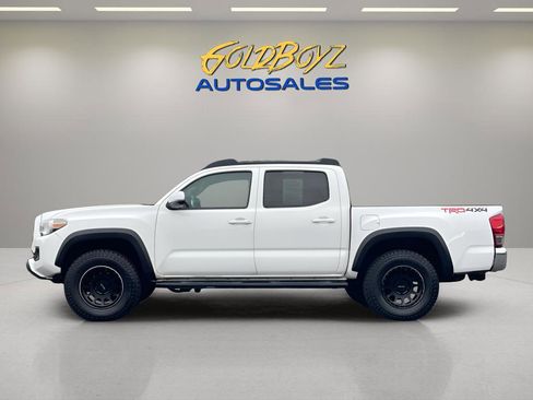 Used 2017 Toyota Tacoma TRD Sport image 5