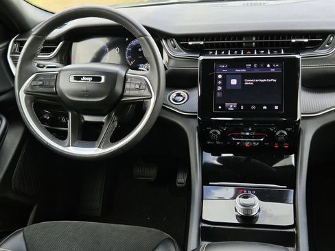 Used 2024 Jeep Grand Cherokee Altitude RWD image 12
