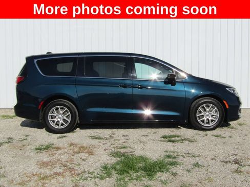 Used 2025 Chrysler Pacifica Select FWD image 2