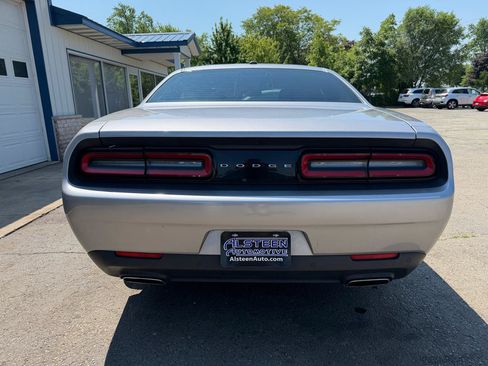 Used 2015 Dodge Challenger SXT w/ Driver Convenience Group RWD image 4